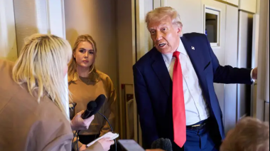 Trump dice que cadenas de TV que lo critiquen “tal vez” pierdan su licencia
