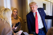 Trump dice que cadenas de TV que lo critiquen “tal vez” pierdan su licencia