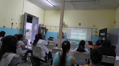 En una escuela, personal de la División Ciberdelitos brindó charlas de prevención