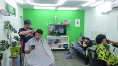 📰 DOBLE FILO: LA BARBERÍA QUE MARCA TENDENCIA ENTRE LOS ADOLESCENTES ✂️🔥