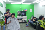 📰 DOBLE FILO: LA BARBERÍA QUE MARCA TENDENCIA ENTRE LOS ADOLESCENTES ✂️🔥