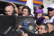 Atacaron con piedras la caravana de Javier Milei en Lomas de Zamora
