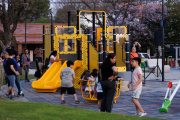 Villa Parque Chacabuco ahora reluce su renovada Plaza 1° de Mayo