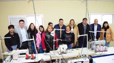 El intendente Raúl Barot encabezó la entrega de certificados de capacitación textil