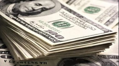 El dólar oficial cerró agosto en $1.360, con una baja de 1,1% en el mes