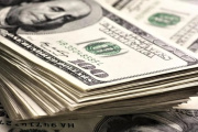 El dólar oficial cerró agosto en $1.360, con una baja de 1,1% en el mes