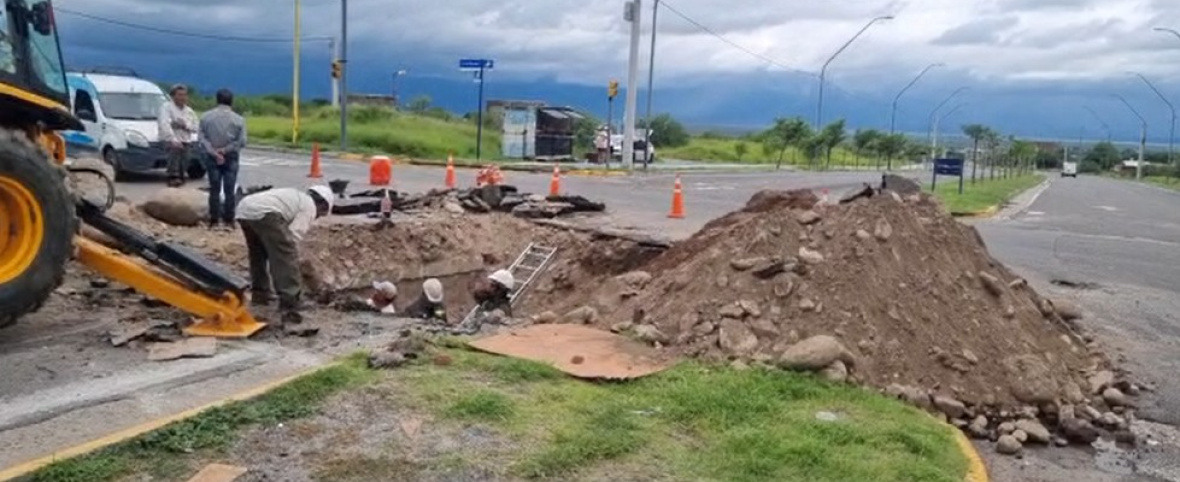 Un caño roto de Aguas de Catamarca provocó un cráter y el colapso del asfalto en avenida Bicentenario