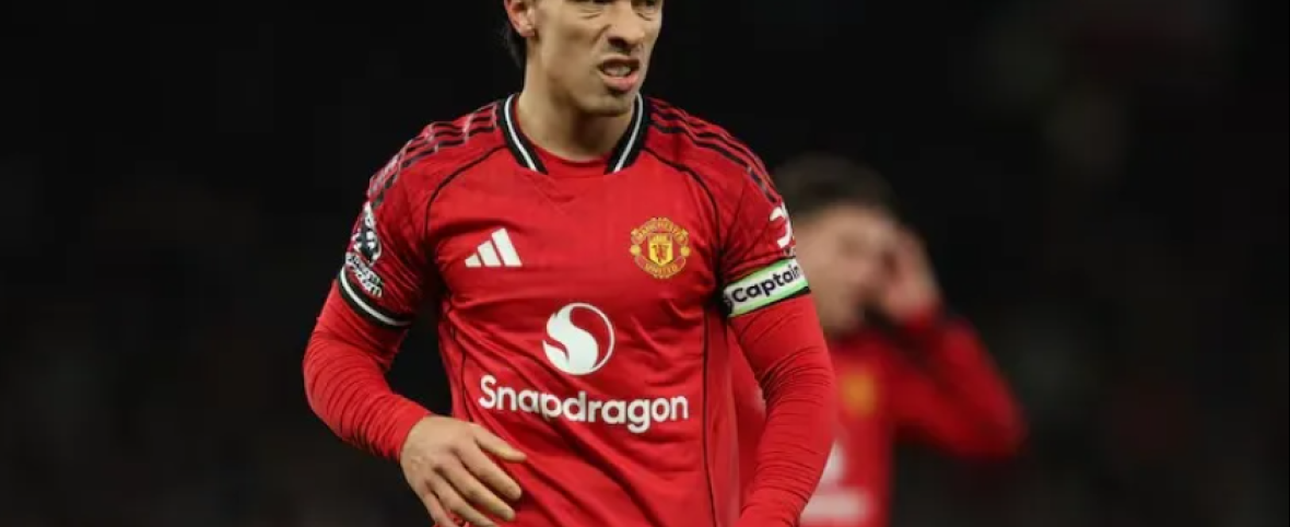 “Conducta violenta” y roja para Lisandro Martínez por tirarle del pelo a un rival