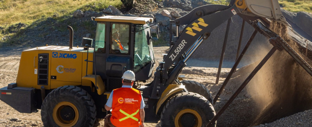 Operadores de maquinaria vial del Campus de Entrenamiento Laboral realizarán sus prácticas en proyecto minero