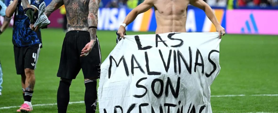 LOS JUGADORES ANTE TODO PROTOCOLO DESPLEGARON UNA BANDERA  QUE RETIFICA LAS MALVINAS