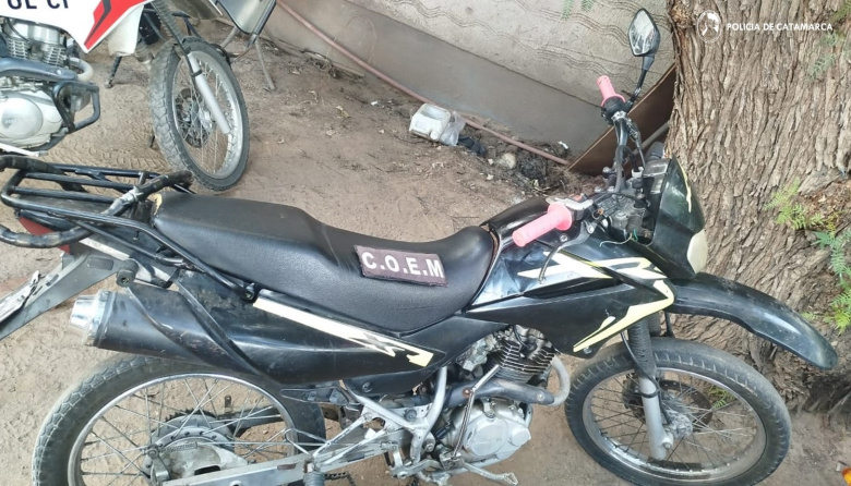 Luego de una persecución policías aprehenden a un hombre sospechado de intentar cometer un arrebato y secuestran una moto