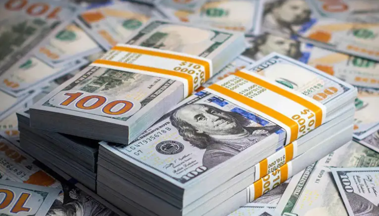Ganó millones en la lotería, mandó a su novia a cobrar el premio y ella se fugó con la plata y otro hombre