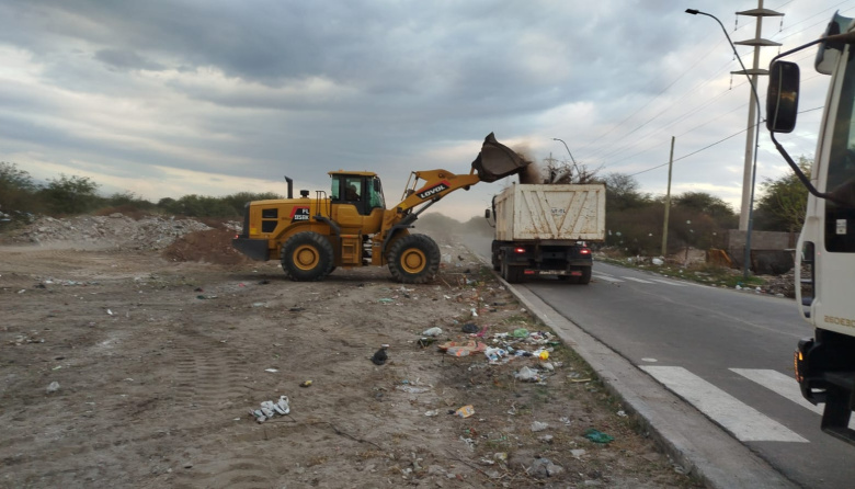 Operativo para erradicar microbasurales y crear un parque lineal en la Capital