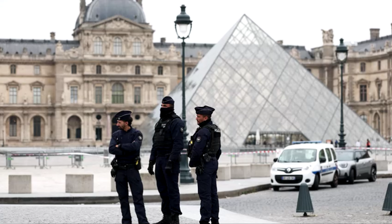 Impactante robo en el Museo del Louvre: en solo siete minutos, se llevaron joyas de Napoleón