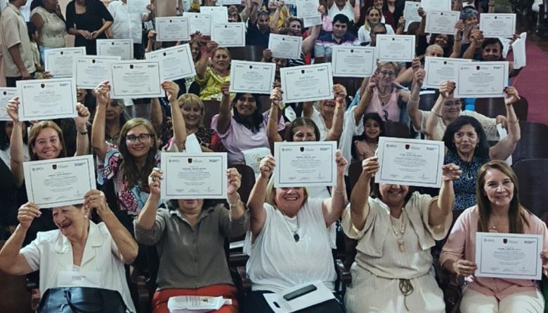 Más de 80 adultos mayores se graduaron en Economía Plateada