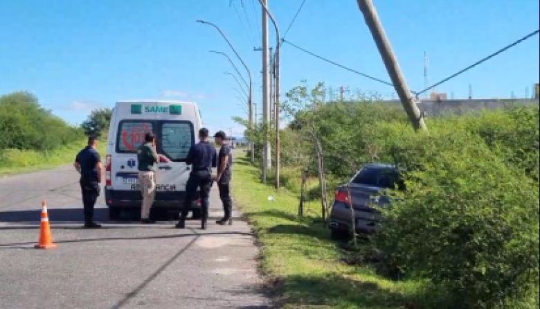 🚨 FUERTE CHOQUE CONTRA UN POSTE PROVOCÓ UN CORTE DE LUZ EN UN SECTOR DE LA CAPITAL