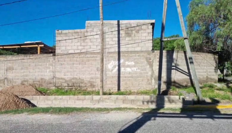 La vereda es mía: un vecino del barrio Antinaco amplía su casa en terreno público