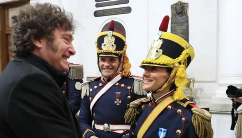 Javier Milei desató una fuerte polémica en redes por el traslado del sable corvo de San Martín