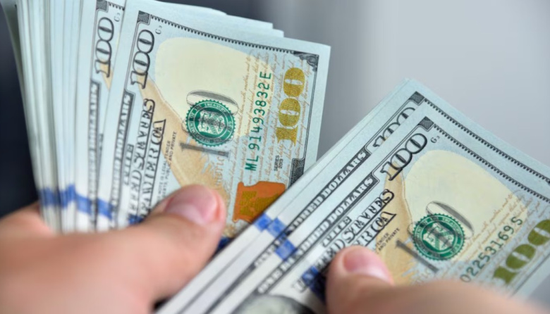 El dólar volvió a bajar y perforó el piso de los $1400 por primera vez desde octubre