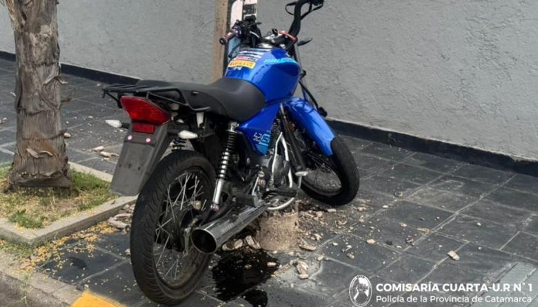 Un joven murió tras chocar con su moto contra un poste