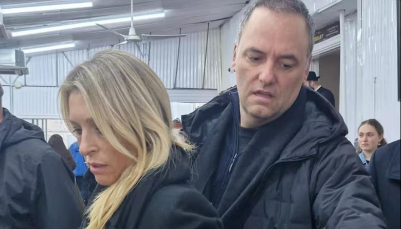 Adorni defendió el viaje de su esposa y dijo que fue invitada por Presidencia