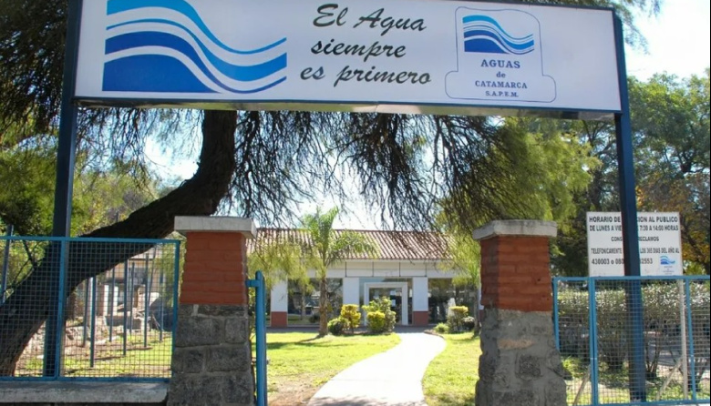 La crecida del Río del Valle provocó daños en cañerías y afecta el suministro de agua en la Capital