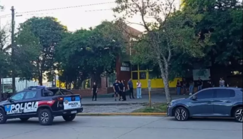 UN ALUMNO ENTRÓ ARMADO A UNA ESCUELA DE SANTA FE Y MATÓ A UN COMPAÑERO