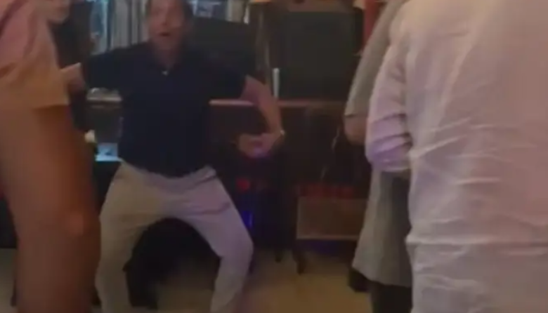 Difunden video del padre de Agostina Páez replicando el gesto racista de su hija