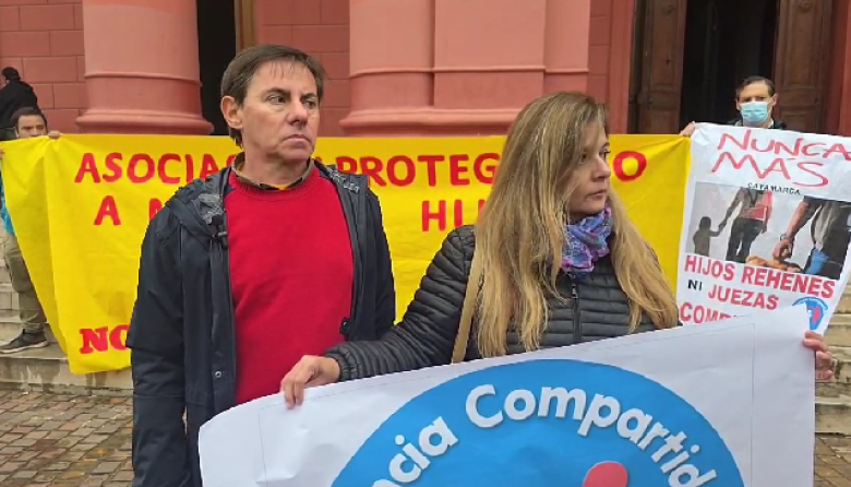 RECLAMO EN PLAZA PRINCIPAL POR VÍNCULOS FAMILIARES Y DENUNCIAS DE “VIOLENCIA INSTITUCIONAL”