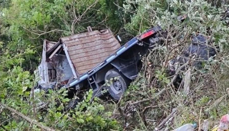 UN CAMIÓN CAYÓ AL PRECIPICIO EN LA CUESTA DEL TOTORAL