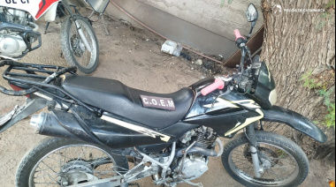 Luego de una persecución policías aprehenden a un hombre sospechado de intentar cometer un arrebato y secuestran una moto