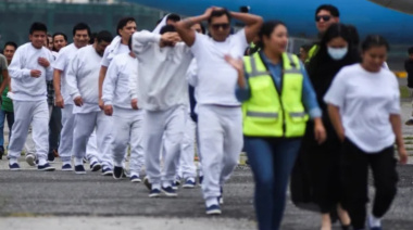 Llegan a Buenos Aires ciudadanos argentinos deportados desde Estados Unidos