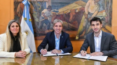 Luis Caputo firmó convenios con Chubut y Tucumán para extinguir deudas y transferir obras y viviendas