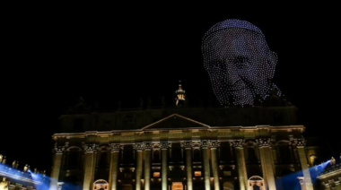 Homenaje: el rostro del papa Francisco apareció en el cielo del Vaticano