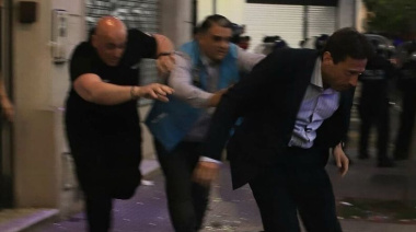 Marcelo Moretti fue insultado por hinchas y tuvo que huir en patrullero de la sede de San Lorenzo