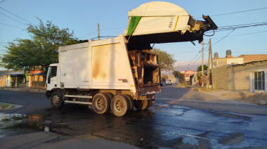 Cenizas calientes en contenedores provocaron el incendio de un camión de basura