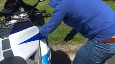 A golpes de puños quisieron robarle la moto