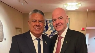 Tapia se mostró con el presidente de la FIFA en medio del escándalo con Milei y Verón