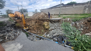🚧 Avanza la intervención del cráter de avenida Latzina con una fuerte presencia de la Dirección de Infraestructura Urbana