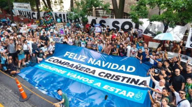 Militantes K se reunieron frente al sanatorio Otamendi con una bandera gigante: “Feliz navidad, compañera Cristina”