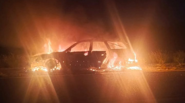 🔥 UN INCENDIO DE GRAN MAGNITUD DESTRUYÓ POR COMPLETO UN VEHÍCULO