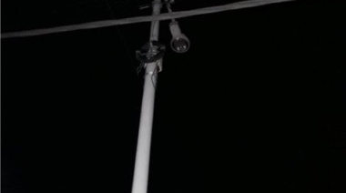 Reclaman reparación de una luminaria en un pasaje detrás de la iglesia de Choya