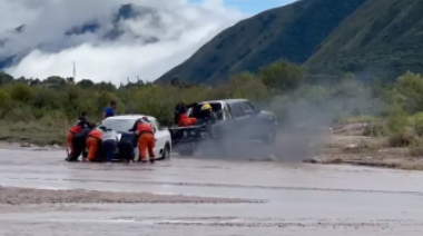 UNA PAREJA QUEDÓ ATRAPADA POR LA CRECIENTE DEL RÍO DEL CAMPO