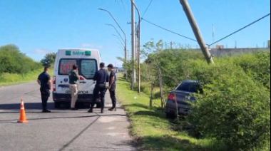🚨 FUERTE CHOQUE CONTRA UN POSTE PROVOCÓ UN CORTE DE LUZ EN UN SECTOR DE LA CAPITAL