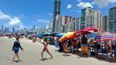 Camboriú explota con cuarteto y argentinos que llenan la playa
