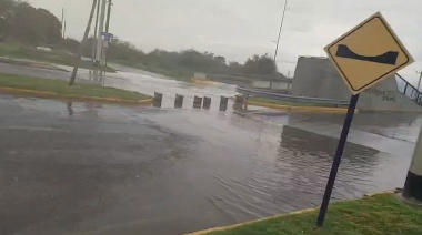 Intensa lluvia: calles anegadas en distintos puntos de la Capital
