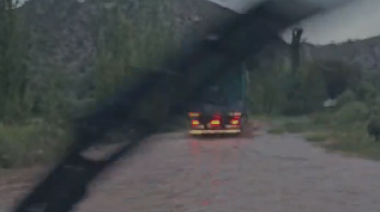 Por agua acumulada en calzada,  transitar con precaución por RN 60