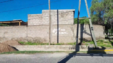 La vereda es mía: un vecino del barrio Antinaco amplía su casa en terreno público