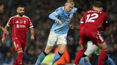 Manchester City superó al Liverpool sobre el final y se mantiene en la lucha