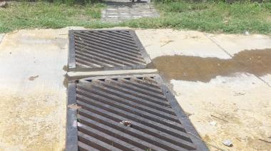 Vecinos denuncian una rejilla obstruida con basura en el barrio Cristo Rey